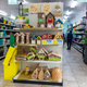 Casas de insectos en una tienda de productos de jardinería.